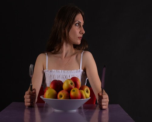 Person eating fruits responsibly